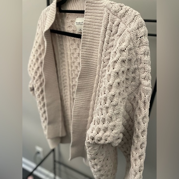 Abercrombie & Fitch Sweaters - EUC Abercrombie knit super cozy sweater